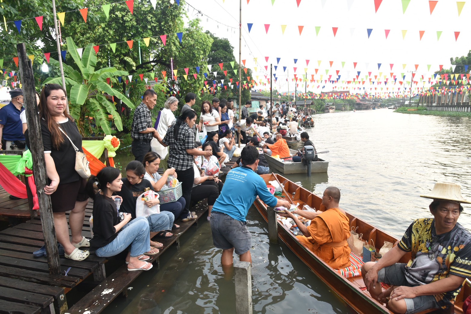 จังหวัดนนทบุรีจัดโครงการสืบสานวัฒนธรรมทางสายน้ำตักบาตรพระ 108 ประจำปี 2568