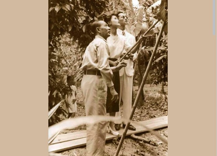 นนทบุรี ๑๗ มิถุนายน ปีพุทธศักราช ๒๔๙๖ &ndash; พระบาทสมเด็จพระเจ้าอยู่หัวเสด็จประพาสสวนทุเรียนเมืองนนท์