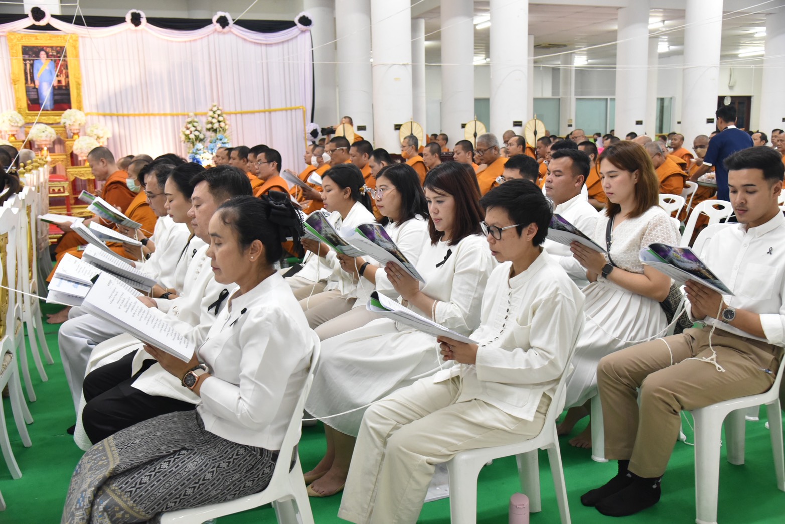 ชาวจังหวัดนนทบุรีร่วมสวดมนต์ปฏิบัติธรรมข้ามปี เจริญจิตตภาวนา สร้างปัญญา สร้างสุขเพื่อความเป็นสิริมงคล เนื่องในโอกาสวันขึ้นปีใหม่ 2569