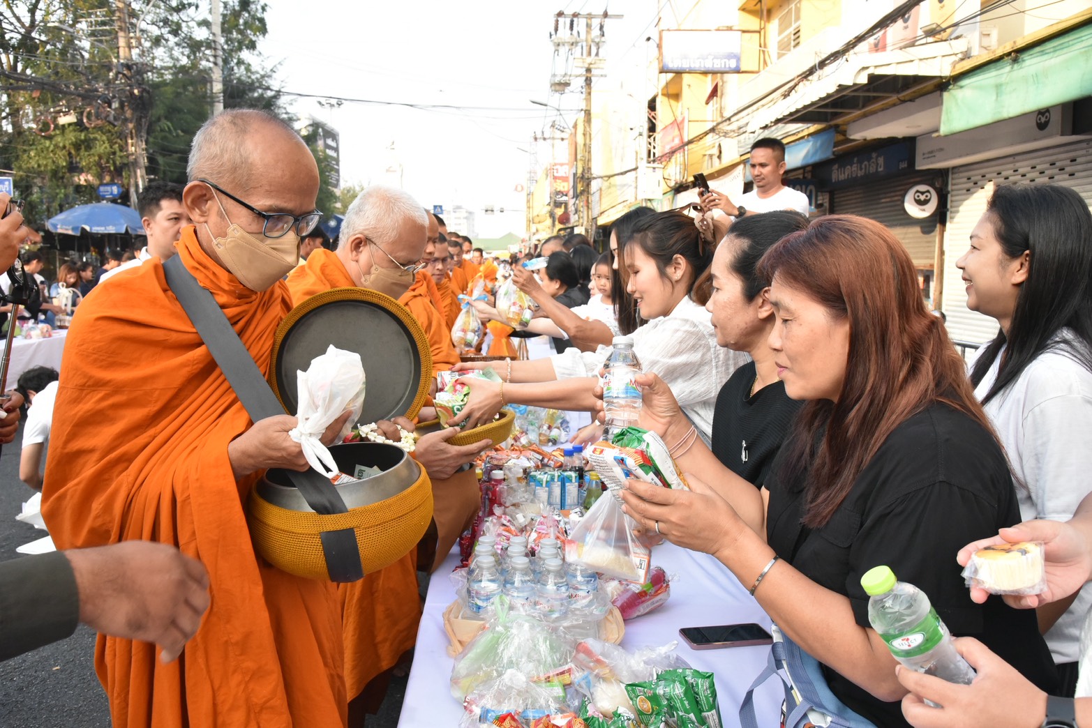 จังหวัดนนทบุรีจัดกิจกรรมทำบุญตักบาตรต้อนรับวันขึ้นปีใหม่ พ.ศ. 2569