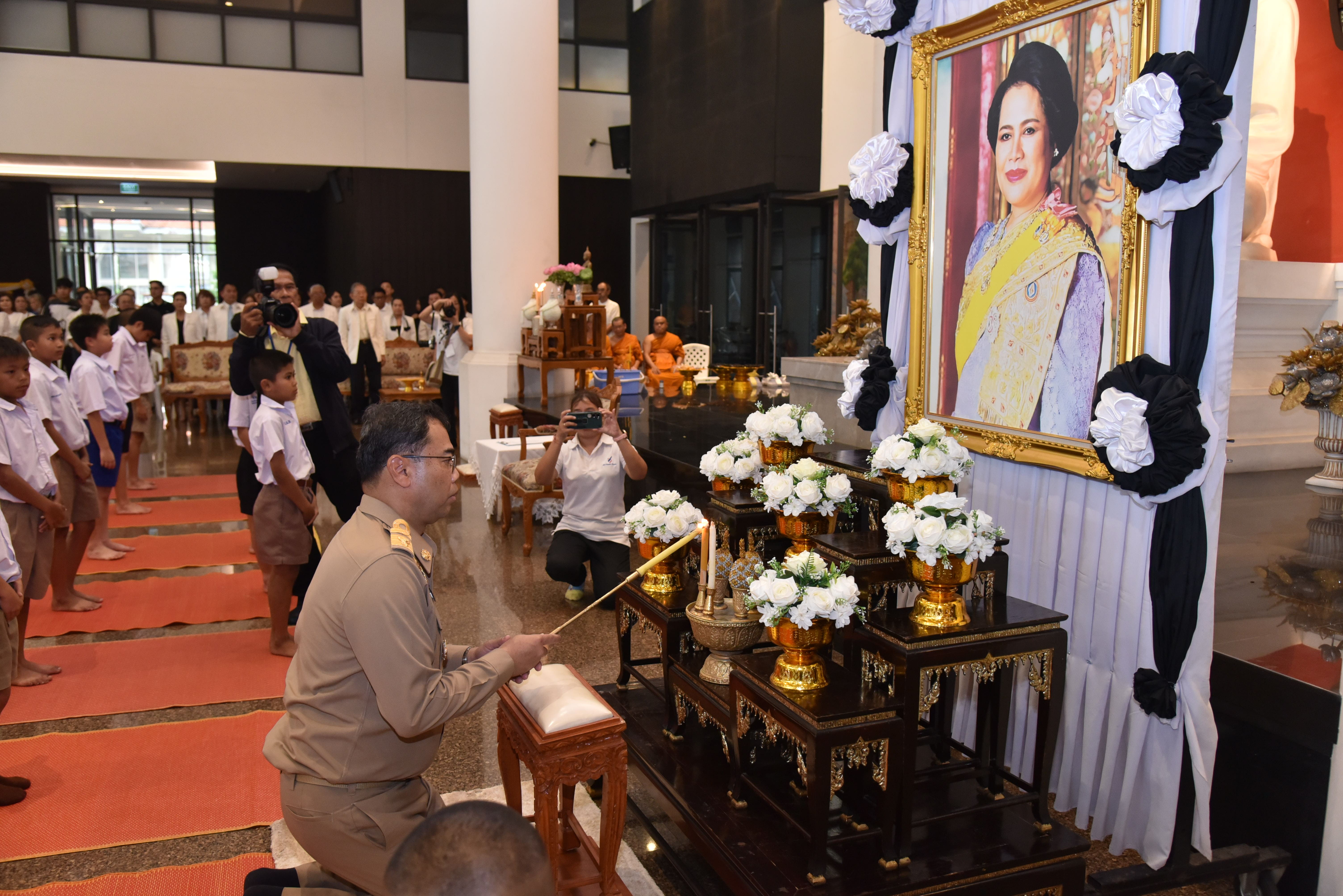จังหวัดนนทบุรี จัดพิธีโกนผมและบรรพชาสามเณรศาสนทายาท เฉลิมพระเกียรติสมเด็จพระพันปีหลวง ถวายเป็นพระราชกุศลสมเด็จพระนางเจ้าสิริกิติ์พระบรมราชินีนาถ พระบรมราชชนนีพันปีหลวง