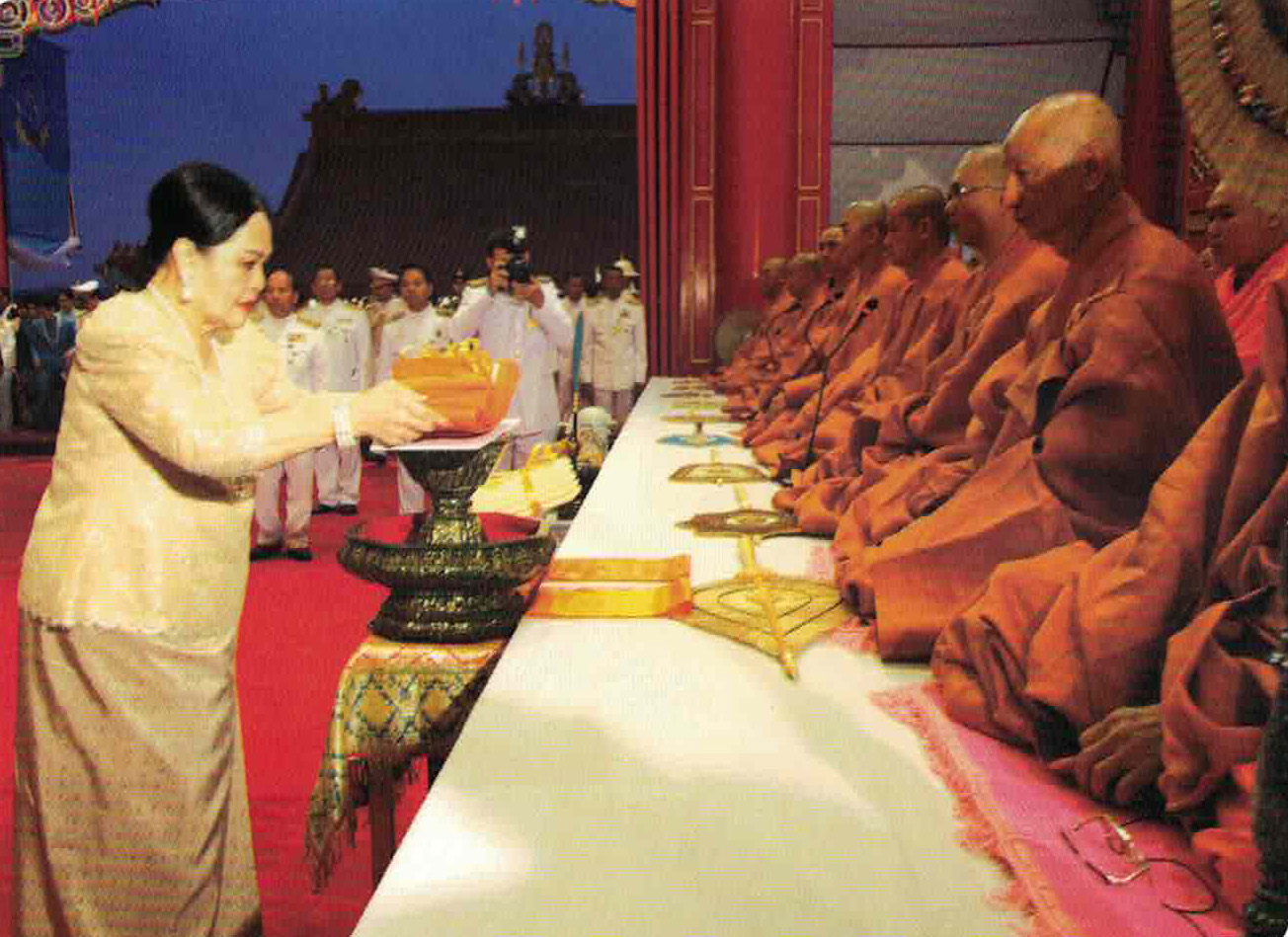 สมเด็จพระนางเจ้าฯ พระบรมราชินรนาถ เสด็จพระราชดำเนินมาทรงถวายผ้าพระกฐิน เป็นครั้งแรกของวัดบรมราชากาญจนาภิเษกอนุสรณ์ 