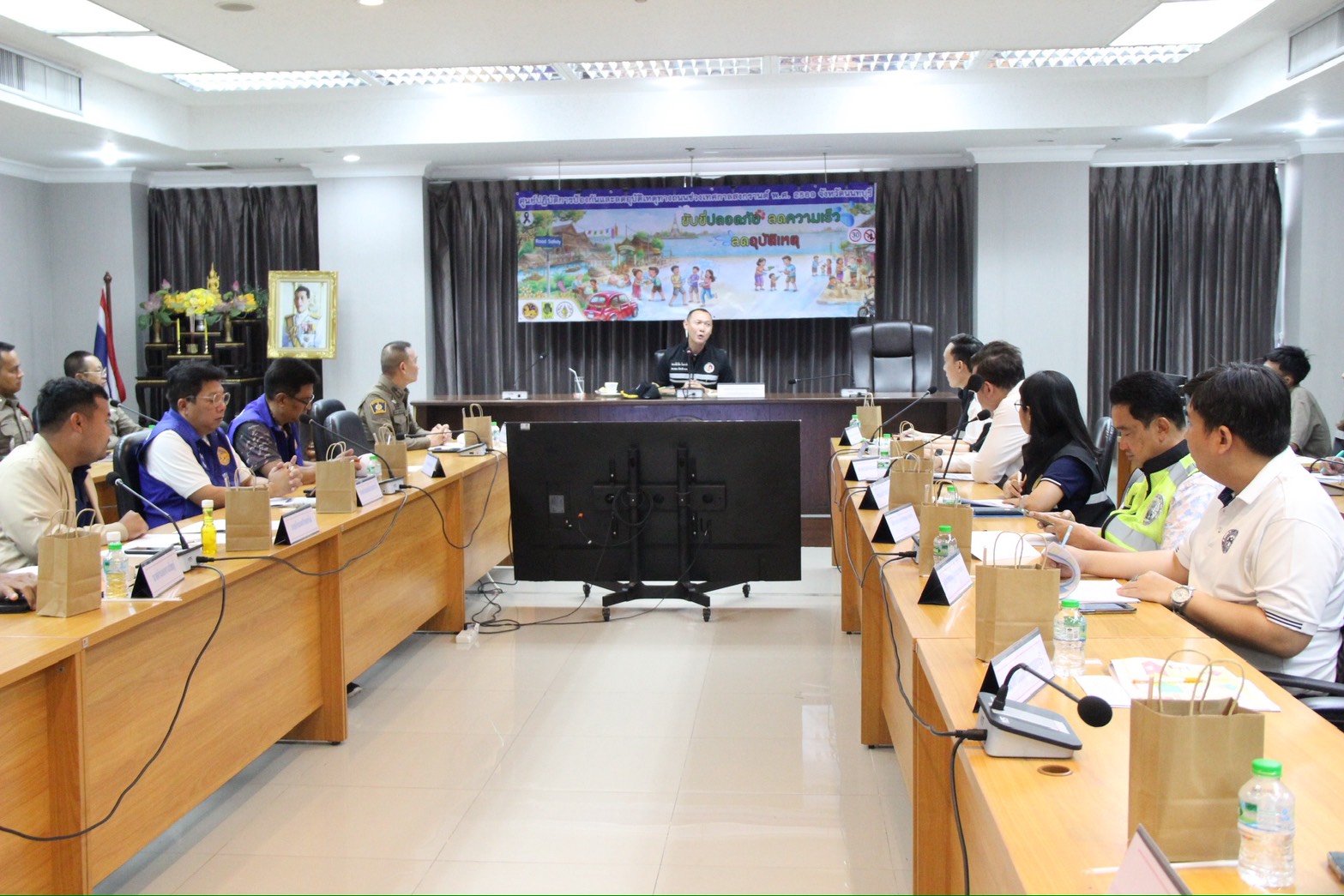 จังหวัดนนทบุรีประชุมคณะกรรมการศูนย์ปฏิบัติการป้องกันและลดอุบัติเหตุทางถนนช่วงเทศกาลสงกรานต์ พ.ศ. 2569 วันที่ 4 ของการรณรงค์ สถิติสะสม 4 วันเสียชีวิต 2 ราย