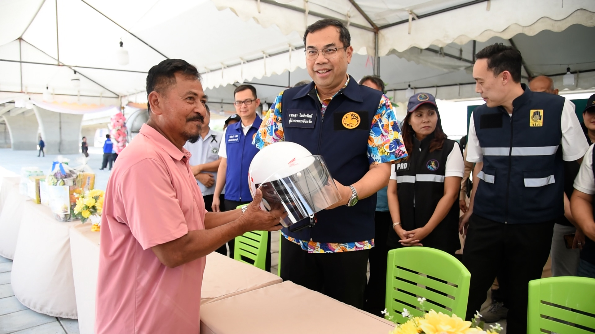 ผู้ว่าฯ นนทบุรี ลงพื้นที่ตรวจเยี่ยมจุดบริการประชาชนช่วงสงกรานต์อย่างต่อเนื่อง พร้อมย้ำความปลอดภัยของพี่น้องประชาชนสำคัญที่สุด