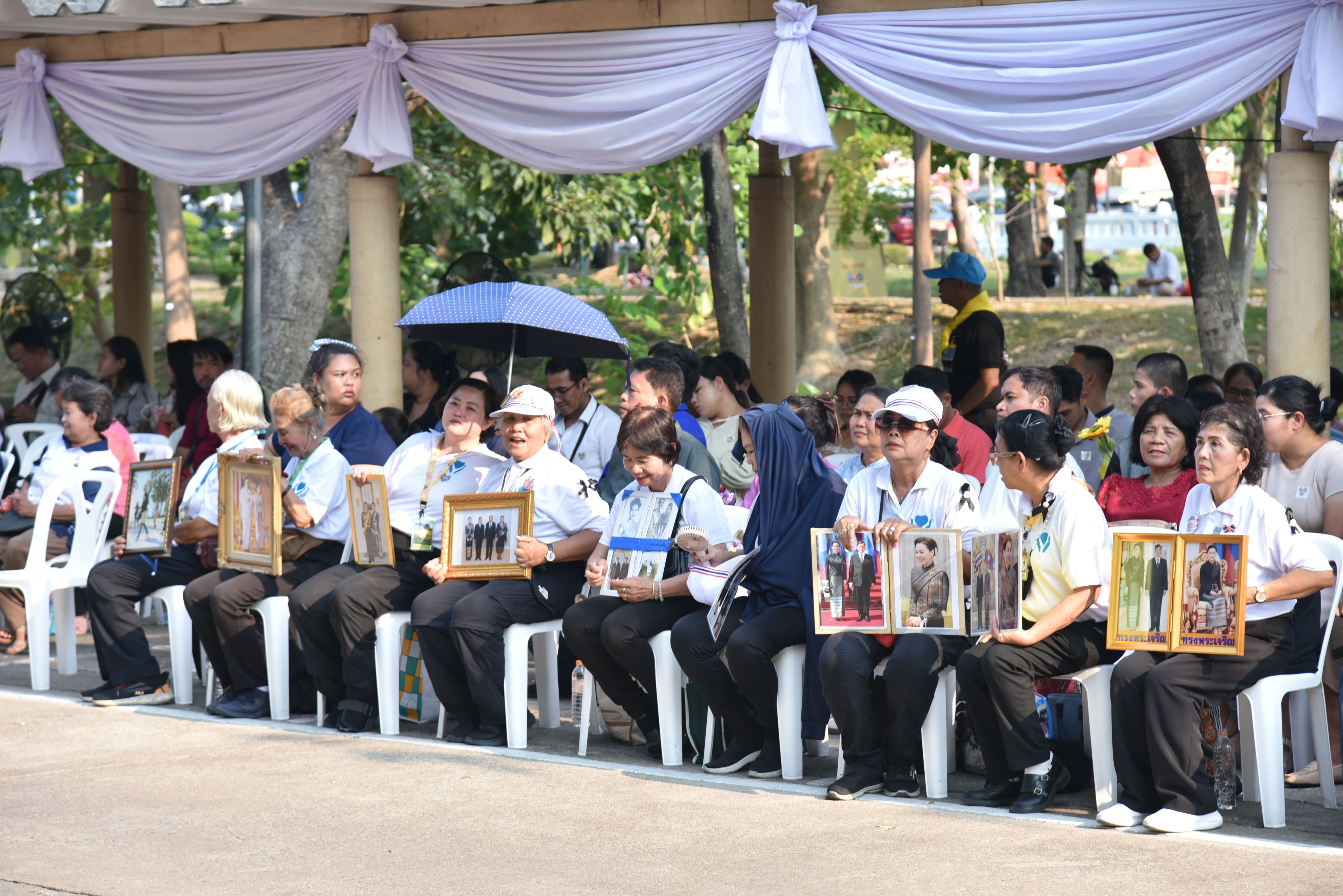 พสกนิกรเฝ้าทูลละอองธุลีพระบาท รับเสด็จ พระบาทสมเด็จพระเจ้าอยู่หัว และสมเด็จพระนางเจ้าฯ พระบรมราชินี ในโอกาสเสด็จพระราชดำเนินไปพระราชทานปริญญาบัตรแก่ผู้สำเร็จการศึกษาจาก มสธ. ประจำปีการศึกษา 2566