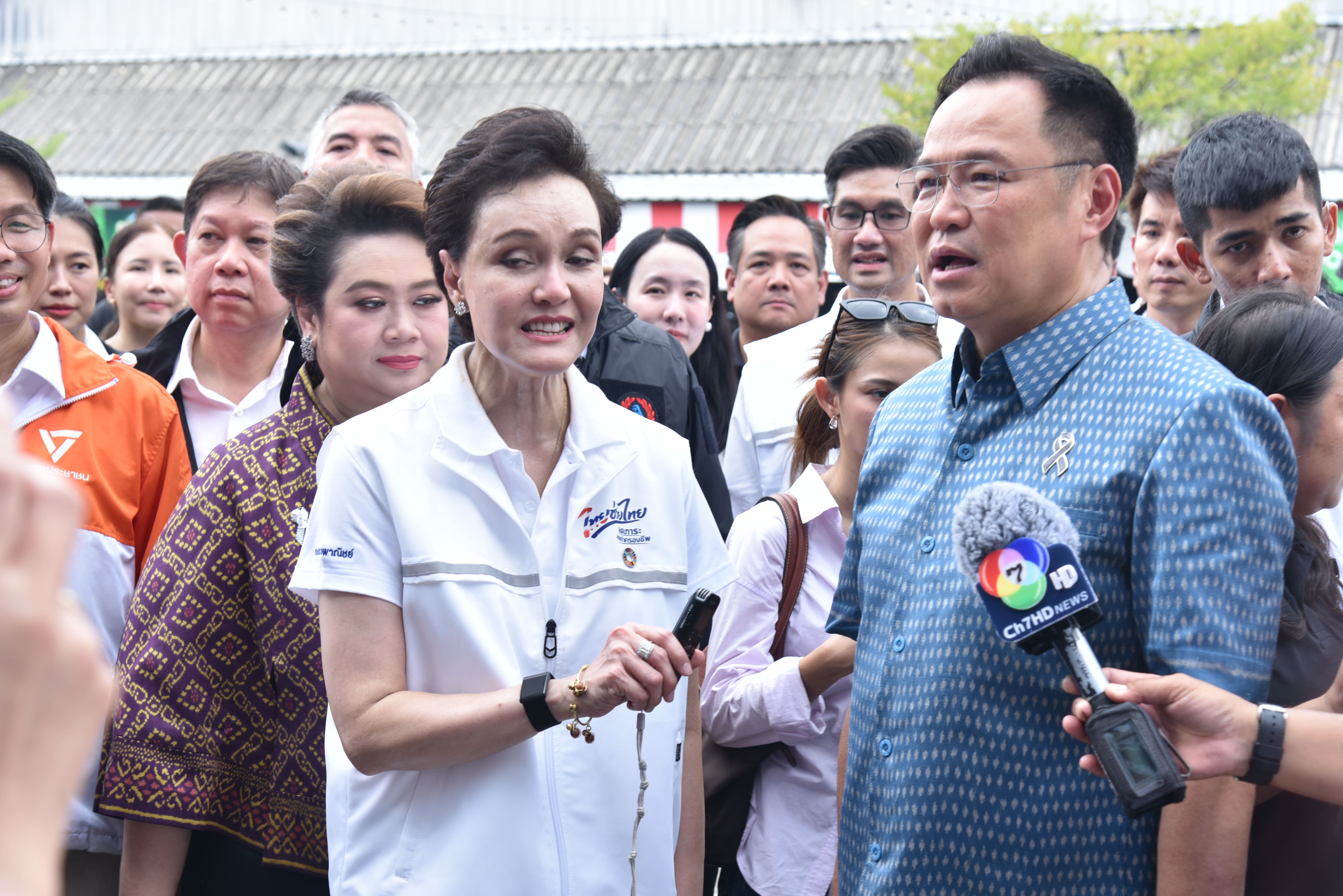 นายกฯ Kick-Off ตลาดนัด &ldquo;ไทยช่วยไทย&rdquo; มุ่งลดภาระค่าครองชีพให้ประชาชน ณ ตลาดบางใหญ่ นนทบุรี