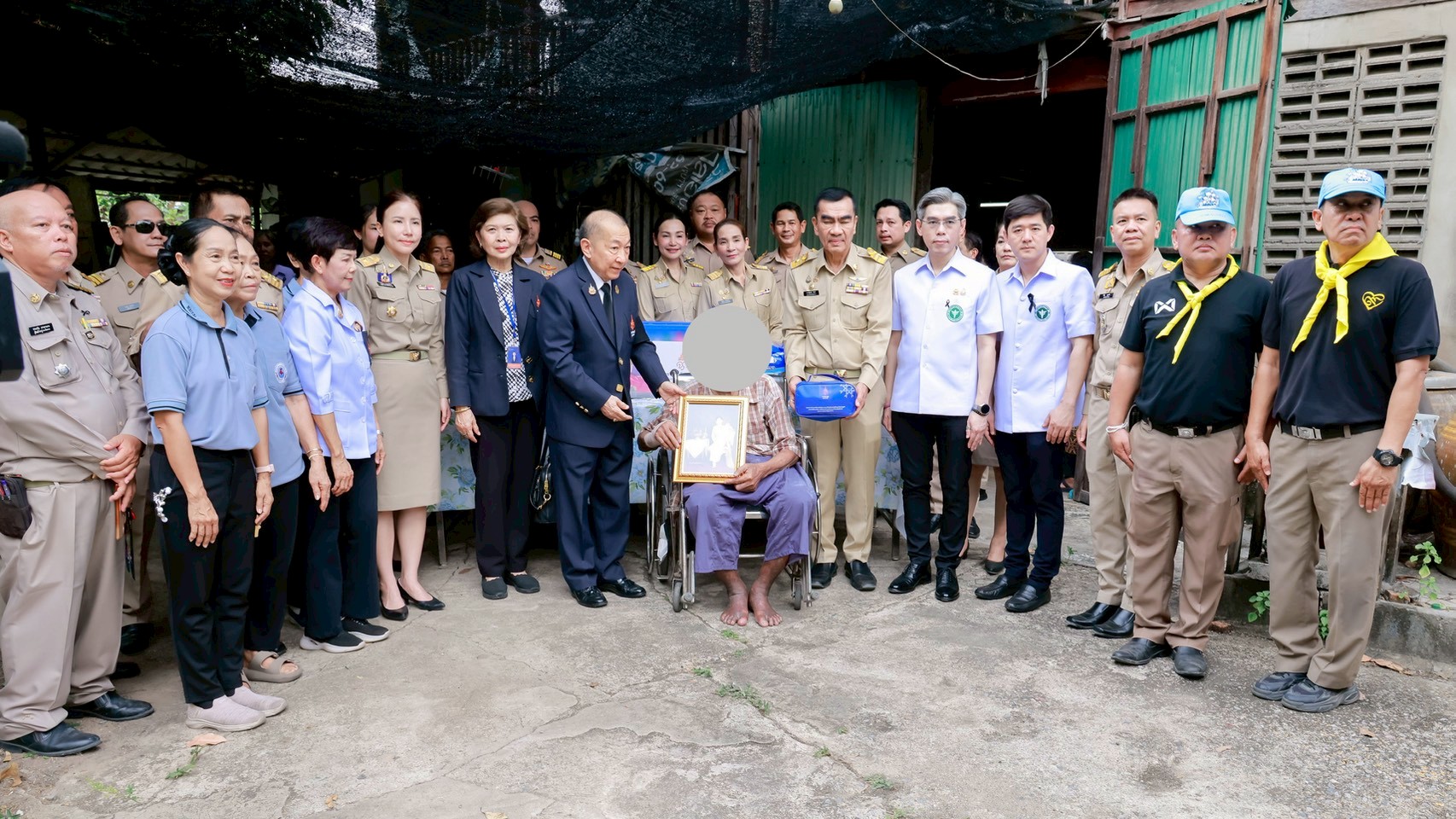 ราชวิทยาลัยจุฬาภรณ์ ออกปฏิบัติงานเยี่ยมบ้านผู้ป่วยติดบ้านติดเตียง พร้อมมอบกระเป๋ายาสามัญประจำบ้านพระราชทาน และสิ่งอุปโภคบริโภคสำหรับใช้ในชีวิตประจำวัน แก่ผู้ป่วยติดบ้าน ติดเตียง ในเขตพื้นที่อำเภอบางบัวทอง จังหวัดนนทบุรี