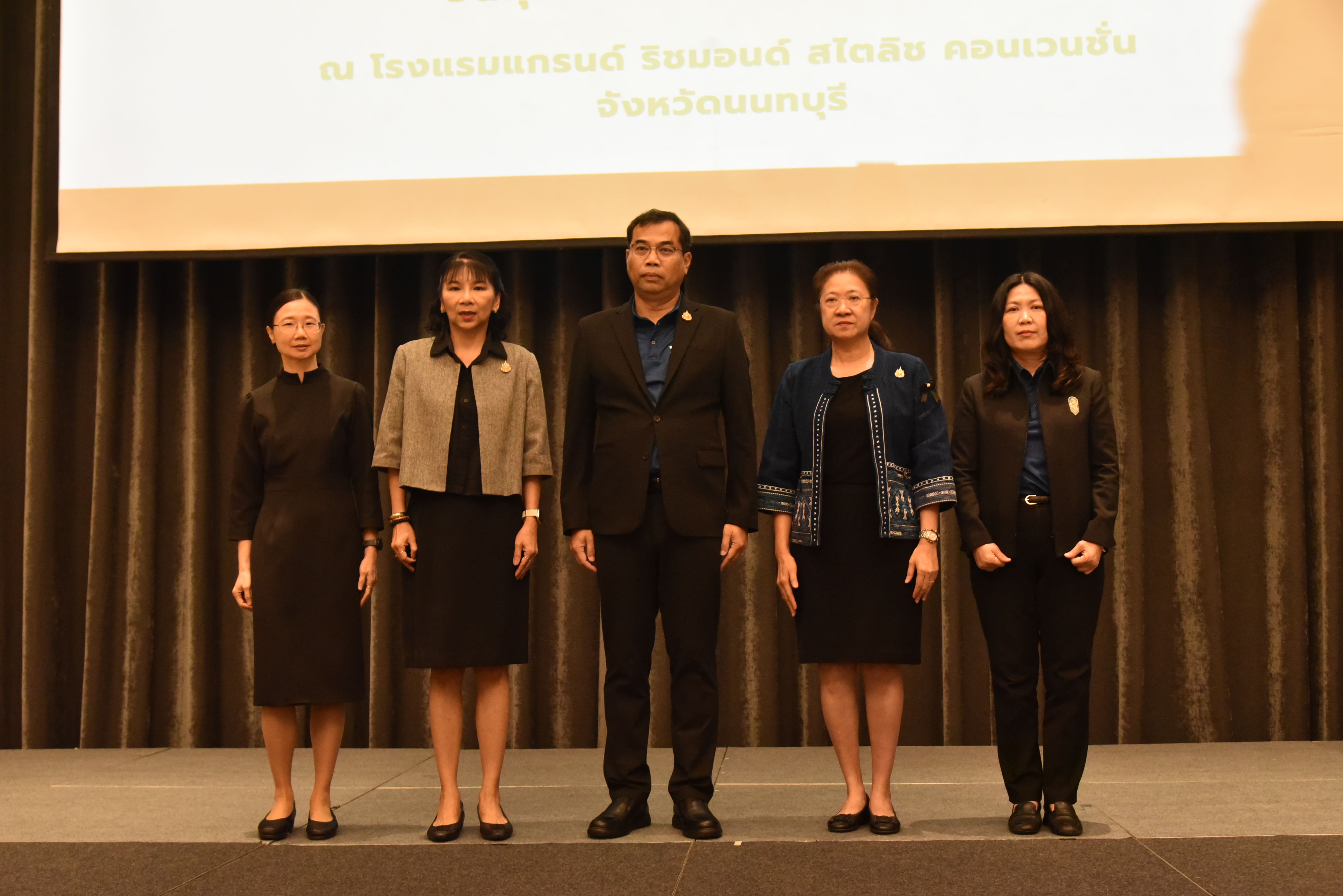 จังหวัดนนทบุรีเปิดอบรมระบบ e-Office ขับเคลื่อนจังหวัดสู่ &ldquo;รัฐบาลดิจิทัล&rdquo; เต็มรูปแบบ มุ่งเพิ่มประสิทธิภาพงานบริการและรองรับนโยบายทำงานได้ทุกที่