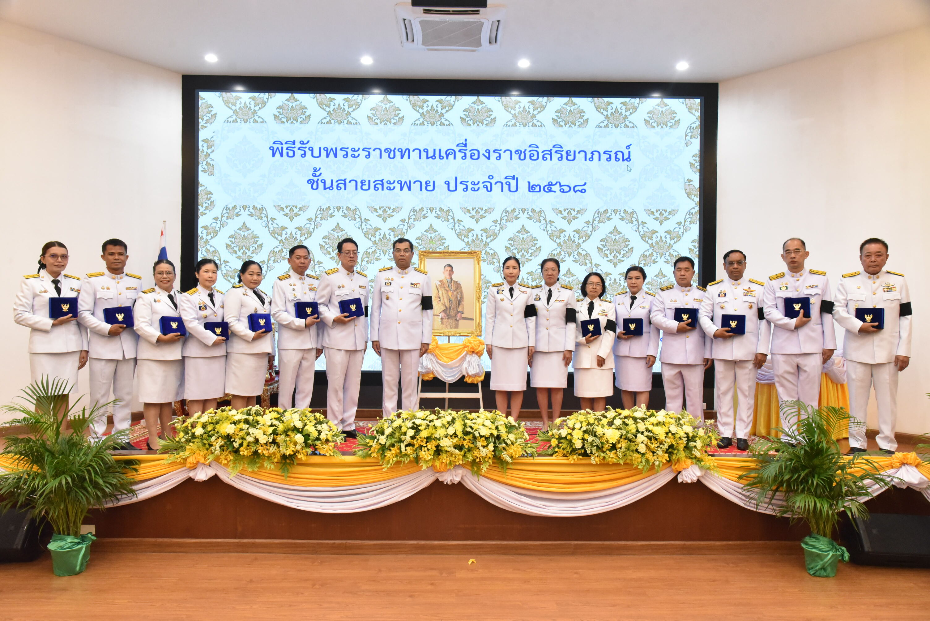 จังหวัดนนทบุรี จัดพิธีรับพระราชทานเครื่องราชอิสริยาภรณ์ชั้นสายสะพาย ประจำปี 2568
