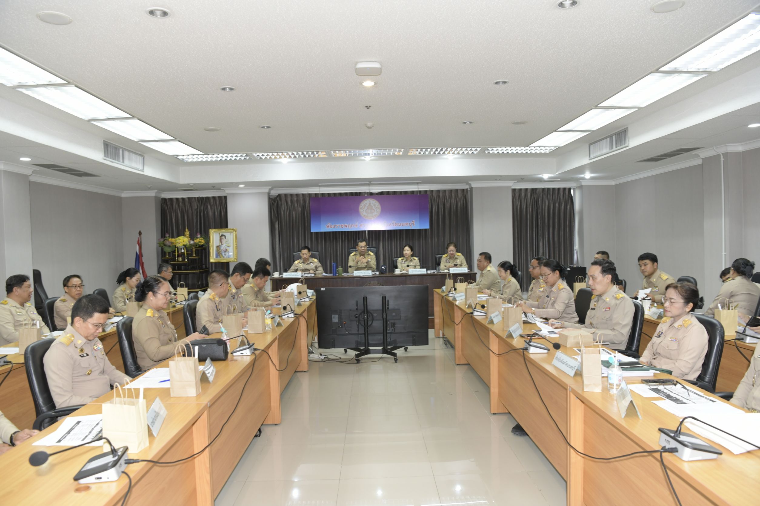 จังหวัดนนทบุรี ผู้ว่าราชการจังหวัดนนทบุรี นำคณะผู้บริหาร รับมอบนโยบาย โดย มท.1 ผ่านระบบ VCS พุ่งเป้ากระตุ้นเศรษฐกิจ-เสริมความมั่นคง เร่งยกระดับคุณภาพชีวิตประชาชนเต็มกำลัง