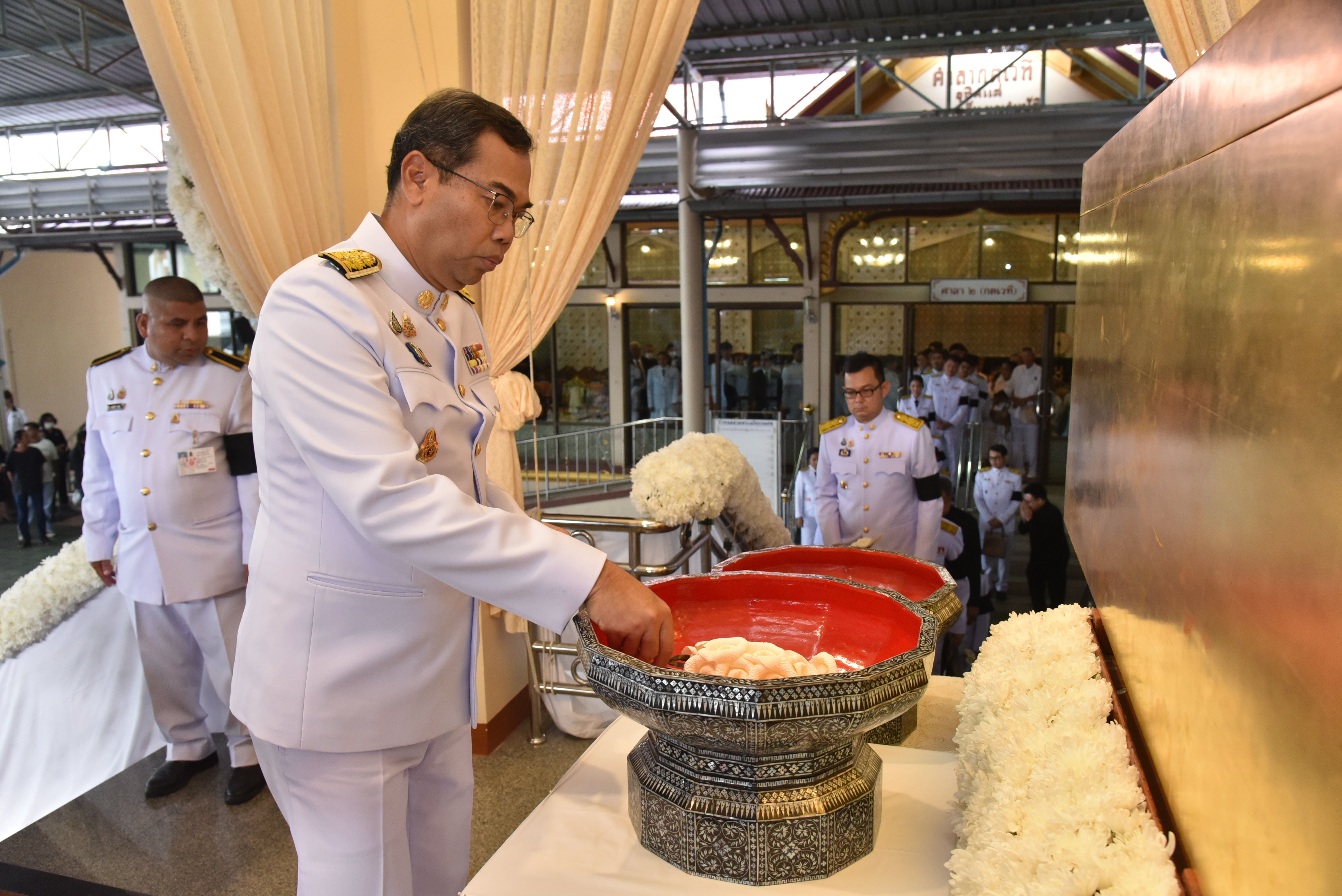 พระบาทสมเด็จพระเจ้าอยู่หัว ทรงพระกรุณาโปรดเกล้าฯ พระราชทานเพลิงศพ "พระวชิรเขมคุณ" อดีตเจ้าอาวาสวัดเขมาภิรตาราม