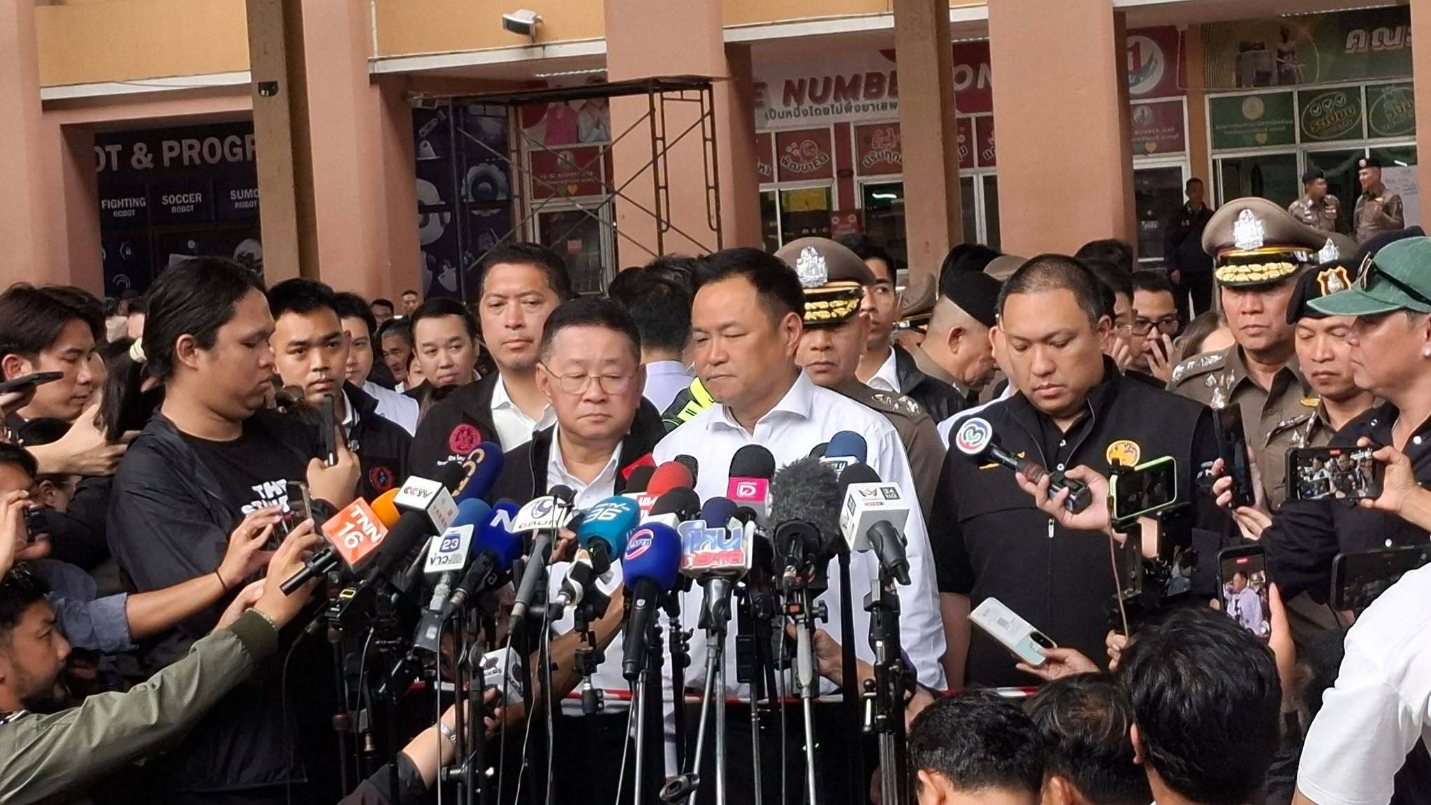 นายกฯ ลงพื้นที่ รร.เทพศิรินทร์ นนทบุรี เหตุสลดเด็ก 14 เครียดเรื่องเรียน กราดยิงดับ 8 ศพ สั่งยกระดับคุมเข้มตรวจอาวุธทั่วประเทศ