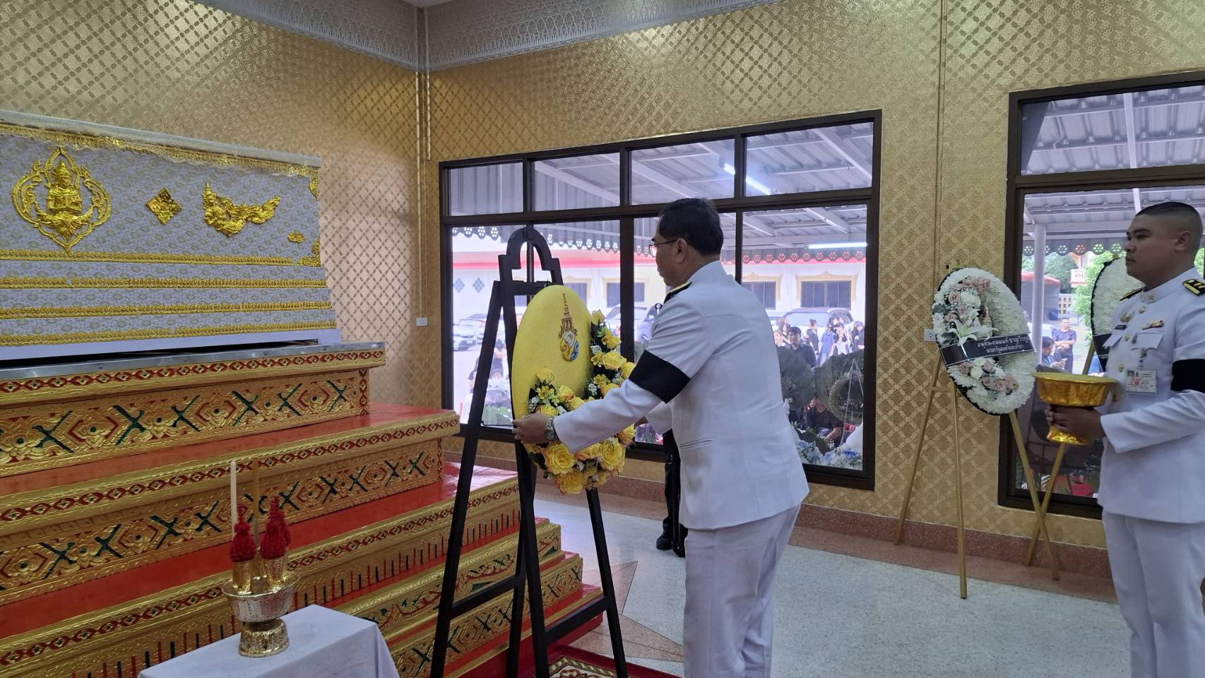 พระบาทสมเด็จพระเจ้าอยู่หัว ทรงพระกรุณาโปรดเกล้าฯ รับผู้วายชนม์ ซึ่งเป็นนักเรียนโรงเรียนเทพศิรินทร์ นนทบุรี ไว้ในพระบรมราชานุเคราะห์ พร้อมพระราชทานน้ำหลวงอาบศพ และพิธีวางพวงมาลาพระราชทาน ณ วัดลาดปลาดุก
