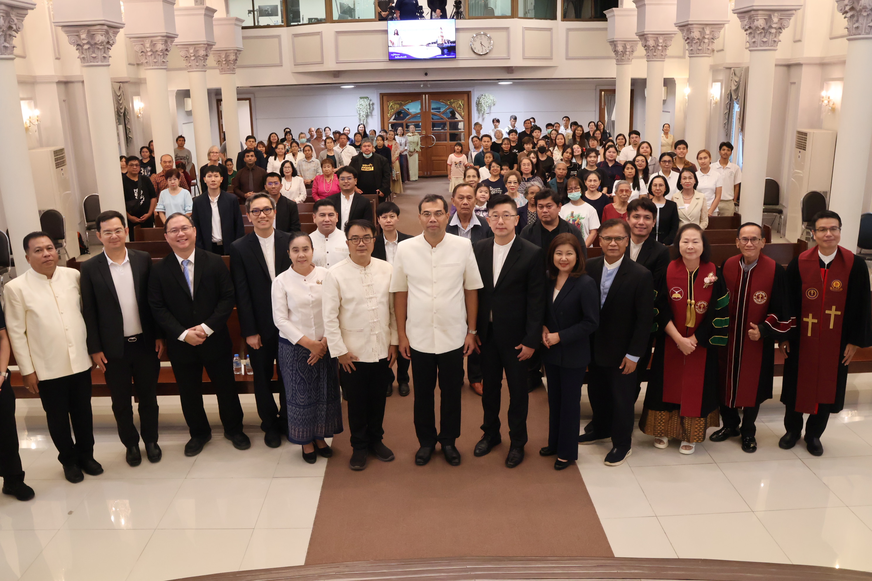 ผู้ว่าราชการจังหวัดนนทบุรี นำหัวหน้าส่วนราชการและคณะฯ ร่วมพิธีอธิษฐานอวยพรของศาสนาคริสต์เพื่อความเป็นสิริมงคล