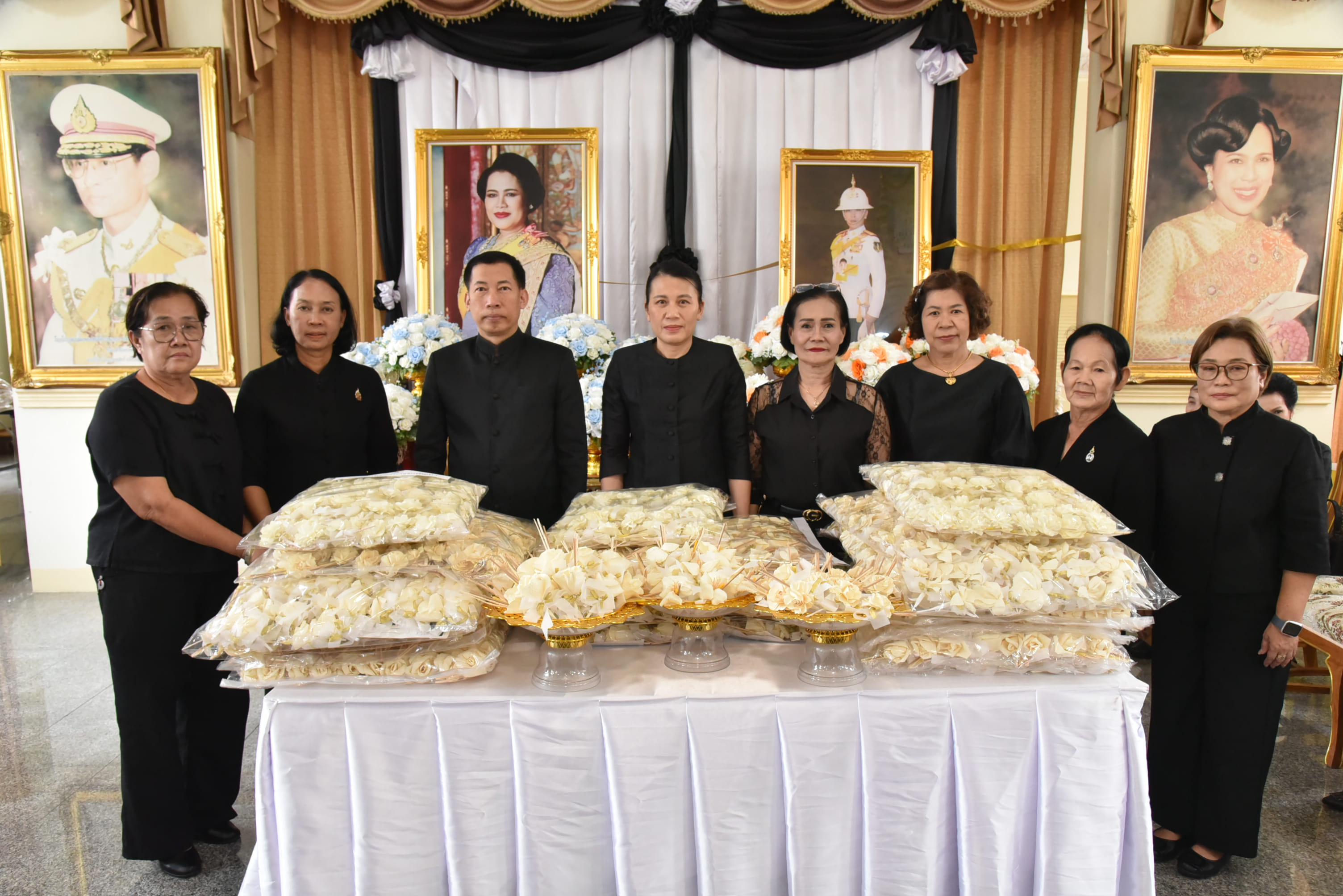 จังหวัดนนทบุรีจัดพิธีรับมอบดอกไม้จันทน์ 135,173 ดอก เพื่อใช้ในพระราชพิธีถวายพระเพลิงพระบรมศพ สมเด็จพระนางเจ้าสิริกิติ์ พระบรมราชินีนาถ พระบรมราชชนนีพันปีหลวง